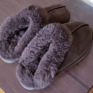 Bearpaw sheepskin lining slippers size 1